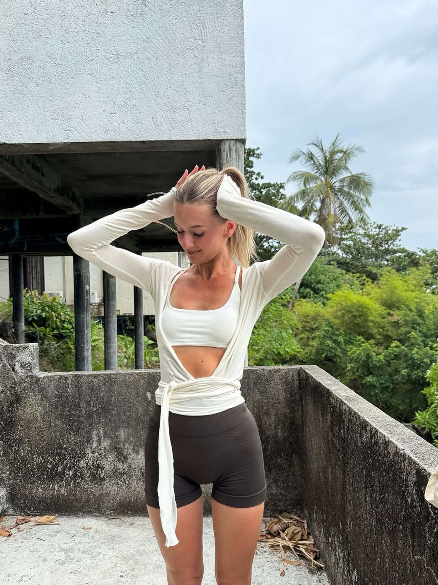 Luna | Haut de Sport Femme Enveloppant Col en V Légère et Respirante-5